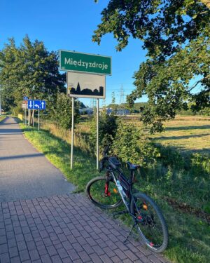 Mateusz Ciawłowski Instagram - 2022 zleciał szybciej niż przelatujący za mną tramwaj 💫

To był dla mnie bardzo pracowity i owocny rok - udało się zrealizować sporo założonych celów. Nigdy wcześniej aż tak bardzo nie oddałem się pracy w social media, jak w 2022. A to dopiero początek. Obiecuję, że 2023 będzie bardziej zjawiskowy i pracowity niż dotychczas. Postaram się dostarczyć dużo nowej MUZY. W tym roku wspólnie tańczyliśmy do dźwięków „Tego Vibe’u”, który swymi barwami ożywił lato. Spędziliśmy ponad 450 godzin na transmisjach na żywo i 205 razy próbowałem poprawić Wam humor formatem Short. Stworzyłem covery utworów, z których jestem bardzo dumny, bo praca przy nich była tak samo sumienna jak przy utworach autorskich. 

Przede wszystkim jednak spotykałem na swojej drodze wspaniałe osoby, które zawsze we mnie wierzą i dodają słowa otuchy. Z tych wszystkich liczb to moi fani wygrywają ilością oddanej serdeczności, miłych słów i gestów, wsparcia, wiary we mnie na każdym kroku! DZIĘKUJĘ I DO ZOBACZENIA w 2023 ❤️