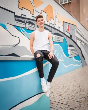 Mateusz Ciawłowski Instagram - Po 2 dniach afrykańskich upałów trzeba się zrelaksować na dzisiejszym live o 18:00 - zapraszam! 🎶🔥🏖 #wakacjesoon #nowamuzasoon #livedzisiaj