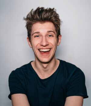Mateusz Ciawłowski Instagram - Just Smile! 
Widzimy się o 18:00 na niedzielnym live 🤟🏼