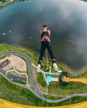 Mateusz Ciawłowski Instagram - Zawsze chciałem skoczyć NA BUNGEE! 🔥 Robiąc to na oczach fanów czułem dodatkowe emocje, dzięki 🤟🏼 Vlog ze skoku jak i spotkania w Poznaniu już na kanale vlogowym 💫 zapraszam, bo jest co oglądać! #bungee #ciawlovers