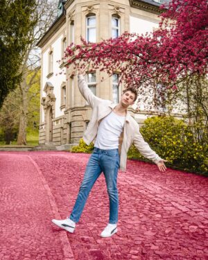 Mateusz Ciawłowski Instagram - 'I'm beautiful in my way 'cause God makes no mistakes' 
uwielbiam wiosnę! 🌸