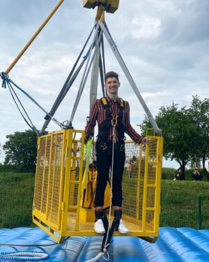 Mateusz Ciawłowski Instagram - 2022 zleciał szybciej niż przelatujący za mną tramwaj 💫

To był dla mnie bardzo pracowity i owocny rok - udało się zrealizować sporo założonych celów. Nigdy wcześniej aż tak bardzo nie oddałem się pracy w social media, jak w 2022. A to dopiero początek. Obiecuję, że 2023 będzie bardziej zjawiskowy i pracowity niż dotychczas. Postaram się dostarczyć dużo nowej MUZY. W tym roku wspólnie tańczyliśmy do dźwięków „Tego Vibe’u”, który swymi barwami ożywił lato. Spędziliśmy ponad 450 godzin na transmisjach na żywo i 205 razy próbowałem poprawić Wam humor formatem Short. Stworzyłem covery utworów, z których jestem bardzo dumny, bo praca przy nich była tak samo sumienna jak przy utworach autorskich. 

Przede wszystkim jednak spotykałem na swojej drodze wspaniałe osoby, które zawsze we mnie wierzą i dodają słowa otuchy. Z tych wszystkich liczb to moi fani wygrywają ilością oddanej serdeczności, miłych słów i gestów, wsparcia, wiary we mnie na każdym kroku! DZIĘKUJĘ I DO ZOBACZENIA w 2023 ❤️