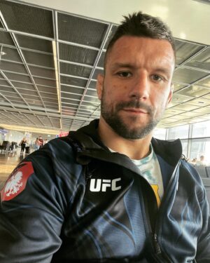 Mateusz Gamrot Instagram - Pierwszy etap przygotowań zakończony 🔥 czas ruszać do ATT na okres klimatyzacji, sparingowy i taktyczny 💪
Zostało 5 tygodni - będzie grubo 🔥
Trzymajcie kciuki!
#ufc #mainevent
