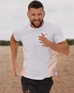 Mateusz Gamrot Instagram - Tak jak wspominałem mamy poniedziałek i dobre wiadomości 🤩 Dzisiaj startuje nowa kampania marki Under Armour ISO-CHILL i mam przyjemność być twarzą na witrynach sklepowych aż w 6 brand housach w całej Polsce 🔥💪 Wspólnie z @underarmour przygotowaliśmy dla Was wyjątkową niespodziankę, od jutra (30.05) do czwartku (1.06) na hasło GAMER możecie skorzystać z kodu rabatowego na 20% od cen pierwszych na nową kolekcję.
Kod do wykorzystania w sklepach stacjonarnych oraz na stronie @sportstylestory 👊
——-
Under Armour ISO-CHILL jest to Przewiewny materiał w technologii ISO-CHILL pomaga rozproszyć ciepło z rozgrzanego ciała, zapewniając efekt chłodzenia ❄️ dodatkowa ochrona jest technologia zapobiegająca rozwojowi drobnoustrojów powodujących nieprzyjemny zapach, a materiał sprawnie odprowadza pot i szybko schnie 🔥
#UAisochill #UnderArmour @underarmour @sportstylestory #współpracareklamowa