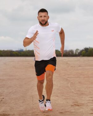 Mateusz Gamrot Instagram - Tak jak wspominałem mamy poniedziałek i dobre wiadomości 🤩 Dzisiaj startuje nowa kampania marki Under Armour ISO-CHILL i mam przyjemność być twarzą na witrynach sklepowych aż w 6 brand housach w całej Polsce 🔥💪 Wspólnie z @underarmour przygotowaliśmy dla Was wyjątkową niespodziankę, od jutra (30.05) do czwartku (1.06) na hasło GAMER możecie skorzystać z kodu rabatowego na 20% od cen pierwszych na nową kolekcję.
Kod do wykorzystania w sklepach stacjonarnych oraz na stronie @sportstylestory 👊
——-
Under Armour ISO-CHILL jest to Przewiewny materiał w technologii ISO-CHILL pomaga rozproszyć ciepło z rozgrzanego ciała, zapewniając efekt chłodzenia ❄️ dodatkowa ochrona jest technologia zapobiegająca rozwojowi drobnoustrojów powodujących nieprzyjemny zapach, a materiał sprawnie odprowadza pot i szybko schnie 🔥
#UAisochill #UnderArmour @underarmour @sportstylestory #współpracareklamowa