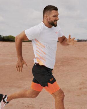 Mateusz Gamrot Instagram - Tak jak wspominałem mamy poniedziałek i dobre wiadomości 🤩 Dzisiaj startuje nowa kampania marki Under Armour ISO-CHILL i mam przyjemność być twarzą na witrynach sklepowych aż w 6 brand housach w całej Polsce 🔥💪 Wspólnie z @underarmour przygotowaliśmy dla Was wyjątkową niespodziankę, od jutra (30.05) do czwartku (1.06) na hasło GAMER możecie skorzystać z kodu rabatowego na 20% od cen pierwszych na nową kolekcję.
Kod do wykorzystania w sklepach stacjonarnych oraz na stronie @sportstylestory 👊
——-
Under Armour ISO-CHILL jest to Przewiewny materiał w technologii ISO-CHILL pomaga rozproszyć ciepło z rozgrzanego ciała, zapewniając efekt chłodzenia ❄️ dodatkowa ochrona jest technologia zapobiegająca rozwojowi drobnoustrojów powodujących nieprzyjemny zapach, a materiał sprawnie odprowadza pot i szybko schnie 🔥
#UAisochill #UnderArmour @underarmour @sportstylestory #współpracareklamowa