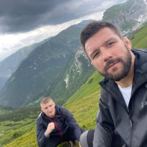 Mateusz Gamrot Instagram - Góry to wolność 🏔️🦅
Tydzień spędzony na obozie , dużo techniki i walk 🔥
Jutro już czas ruszać z kolejnym tygodniem ⚔️
Dziś w nocy była fenomenalna gala UFC , dużo widowiskowych skończeń i walk 😍 kto oglądał ? A kogo wynik zaskoczył ? 
Dla mnie ogromna motywacja, Niech przychodzi kontrakt i z wracam do octagonu 🔥🤼‍♂️