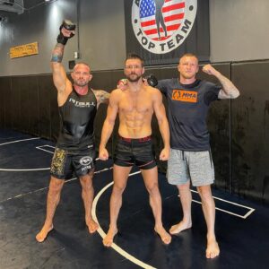 Mateusz Gamrot Instagram - W komplecie 😍⚔️ 
gotowi na wojnę 🥷
#ufc