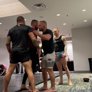 Mateusz Gamrot Instagram - Robota została wykonana 🔥 teraz już tylko cięcie wagi do końca i show w sobotę 🔥 do zobaczenia przed telewizorami i na hali 💪 #ufc299 
Dziękuję wszystkim sparing partnerom za pomoc w przygotowaniach 🔝🇵🇱
——-
The work is done 🔥 now it’s time to cutting weight and the show on Saturday 🔥 see you in front of the TV and in the arena 💪 #ufc299 
Thank you to all my sparring partners for preparation 🔝🇺🇸