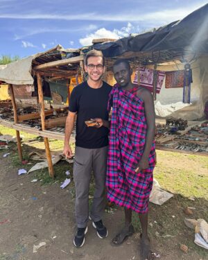 Matheus Boa Sorte Instagram - OBRIGADO QUÊNIA | Vou embora do quinto país dessa minha volta ao mundo levando lições muito valiosas para a minha vida. Acho que o maior patrimônio dessas viagens é exatamente esse: ver, viver e APRENDER.
-
Dos 30 países que conheço, sem nenhuma dúvida o povo queniano se destaca pela hospitalidade. Nos dias em que estive aqui foram incontáveis os sorrisos autênticos e verdadeiros que me foram dados.
-
Num mundo tão grande, quanto mais caminho por ele, mais percebo que somos grãos de areia em meio a tanta diversidade.
-
Muita gratidão a Deus por tudo o que tem acontecido nessa minha jornada. Gratidão!
-
#Kenya #Quenia #Quênia #África #Africa #Masai #MasaiMara #VoltaAoMundo