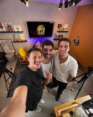 Matheus Costa Instagram - ESTAMOS AO VIVO COM @maatheuscosta 🎬🖤💛

Vem com a gente pra mais um #Clacast!