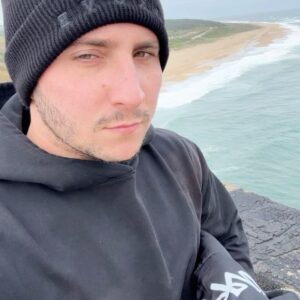 Matheus Crivella Instagram - Lugar das maiores ondas do mundo, máximo respeito! 🌊