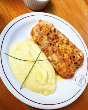 Matheus Crivella Instagram - Nosso @barraizrio com NOVOS pratos pra vocês! Podem se deliciar 😋👌🏻

• Berinjela empanada ao panko, molho de tomate fresco/Gratinado.
Acompanha: Purê amanteigado e arroz branco

• Chorizo grelhado, batatas rústicas da casa.
Acompanha: arroz branco, vinagrete e farofa de alho

• Peixe do dia, purê de batata amanteigado e legumes grelhados

• Linguini ao molho de mignon, cogumelos frescos e tomilho

• Duo do Mar: Camarões e Lulas ao molho do Chef

• Torta basca com coulis de morango 

• Pudim da Vovó: Pudim de pão, sorvete de creme e caramelo toffee

Enjoy 🍽️
👨🏻‍🍳 @mauriciorodriguescozinha