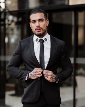 Matheus Sampaio Instagram - Tudo bem a você no momento certo, seja paciente e seja grato ✨💼 \\