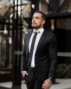 Matheus Sampaio Instagram - Tudo bem a você no momento certo, seja paciente e seja grato ✨💼 \\