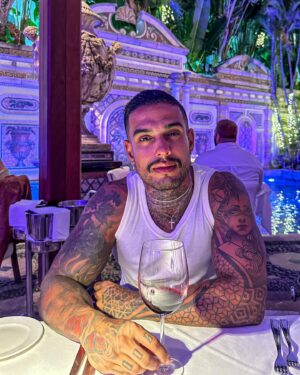 Matheus Sampaio Instagram - Alimentando o amor 🍽️ 🎩 \\