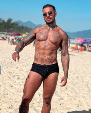 Matheus Sampaio Instagram - “ seu corpo suado e você por cima de mim “ lovezin a música não sai da cabeça kkkkkkkk 🤡