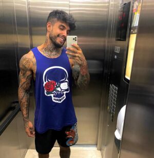 Matheus Sampaio Instagram - Acho que nunca postei uma Foto assim, talvez tenha sido a primeira que eu tiro e gosto 🤓 será que tem haver também com minha lesão ? 🩼🤡 \\