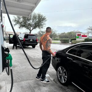 Matheus Sampaio Instagram - Botando gasolina ⛽️ para levar a Ariel pra Disney. Ela pediu pra eu tirar a camisa, acho que essa princesa está com segundas intenções 🤨😂