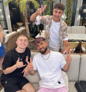 Mathias Lammari Instagram - Avec la fine équipe 🏖