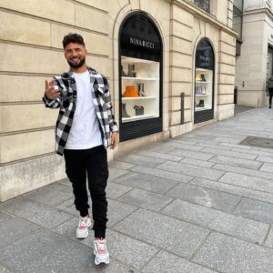 Mathias Lammari Instagram - Je sais même plus qui elle aime...
Mon compte en banque ou mon cœur?
🖤