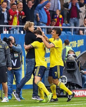 Mathias Normann Instagram - Thank you for everything coach and the special bond, good luck and i wish you all the best🙏🏽💛💙

#normann #karpin