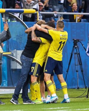 Mathias Normann Instagram - Thank you for everything coach and the special bond, good luck and i wish you all the best🙏🏽💛💙

#normann #karpin