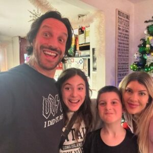 Mathieu Cyr Instagram - BONNE ANNÉE!! J'vous souhaite une 2024 de 🔥🔥🔥 Du bonheur, de l'amour, d'la santé, pis une résolution qui dure plus que 2 jours! 🤣❤️