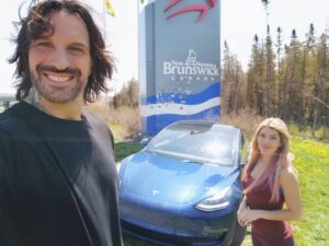 Mathieu Cyr Instagram - Faire des conférences partout dans le pays, c'est d'la route sans fin! Un gros merci à @teslamotors de rendre ces heures-là vraiment l'fun à vivre. 👌🔥🔥 #Tournée #Conférences #Francophonie #Canada #Pub #Collab