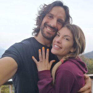 Mathieu Cyr Instagram - C'est une journée spéciale aujourd'hui!! WOUHOU!!
.
C'est la fête de mon amoureuse, ma complice, ma partenaire de vie et de carrière, avec qui on peut mener de front 800 projets! Une femme forte, une blonde aimante (Dans le sens qu'elle m'aime. Pas dans l'sens que son chest attire le métal), une mère et une belle-mère dévouée comme c'est pas possible.

À chaque jour, cette personne incroyable me motive, me supporte et m'aide à trouver mes clés. 
.
Bonne fête @ashleyjade.lussier !! 🎉🎉🎉 Je sais que tu te trouves vieille à 30 ans (voyons donc viarge!!🤦🏻), mais t'inquiètes; devant toi, t'as encore plein de belles années. Et à tes côtés, t'as un gars qui se sent choyé de les partager avec toi. ❤️ BONNE FÊÊÊÊTEEE!!! xxx
.
PS: Souhaitez-y bonne fête dans les commentaires, elle va les lire tous, c'est certain. Elle a juste ça à faire, dans sa vie de p'tite vieille! 🤣🤣