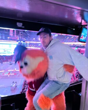 Mathieu Dufour Instagram - Swipe pour voir à quel point j’étais pas confiant que Youppi allait pouvoir me prendre dans ses bras 🧡