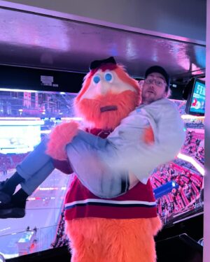 Mathieu Dufour Instagram - Swipe pour voir à quel point j’étais pas confiant que Youppi allait pouvoir me prendre dans ses bras 🧡
