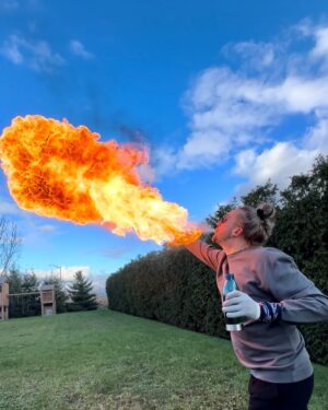Mathieu Dufour Instagram - J’AI CRACHÉ DU FEU 🔥 (avec une professionnelle là, commencer pas à boire du gaz à la maison avec un lighter ça pourrait être dangereux🥸) JE RÉPÈTE : J’AI CRACHÉ DU FEU 🔥 (je post un vidéo bientôt hihi)