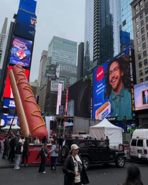 Mathieu Dufour Instagram - Êtes-vous prêts pour demain? C’est quoi vos plans ? Hihi 👀🌭 #journéequébécoisedusteamé
