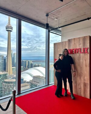 Mathieu Dufour Instagram - J’étais à l’ouverture des nouveaux bureaux de Netflix Canada hier à Toronto et j’en reviens pas encore d’avoir ma photo affichée en gros sur un des murs ! Merci ❤️ Thanks for having me @netflixca