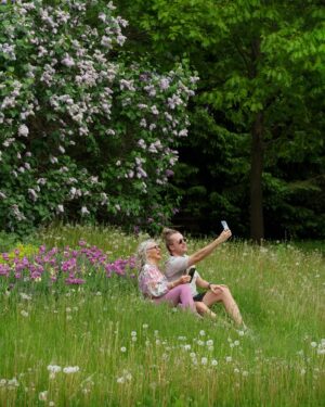 Mathieu Dufour Instagram - Faites comme Pieret; soyez heureux, prenez-vous en photo où vous voulez pis torchez vous du reste 🌸😬

📸 @bertexertier 
🫱🏻‍🫲🏼(support moral et behind the scene) @loounie