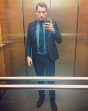 Mathieu Jonckheere Instagram - Le 28 juin 2014 je poste ma toute première vidéo sur YouTube.
9 ans plus tard, l’heure est venue de déterrer quelques archives…
1~ Je passe mon entretien pour bosser dans une banque. Si vous pensez que je suis né en sachant quoi faire de ma vie, zoomer sur ma face.
2~ J’ai trouvé un concept jamais vu sur YouTube. Les américains peuvent aller se coucher.
3~ « Attends on avait pas une bête de concept, pk j’conclus encore des assurances incendies moi ici ? »
4~ Mon premier setup (rincé).
5~ Ça va mal finir cette histoire.
6~ J’prends la confiance en bad bitch blanche neige. Tant qu’à y aller allons-y gaiement.
7~ Mon boss est tombé sur ma vidéo de blanche neige. Faut que je dégage asap.
8~ Petit à petit le concept a pris. J’remets ma démission avec un plaisir non dissimulé après 2 ans et demi de bons et loyaux services.
9~ YouTube est sous article 13 (= ça crie à la fin du game à l’époque). J’viens de passer de 2 à 1 seul temps plein. Mes parents ont les fesses qui tremblent pour moi. Mais ça va bien se passer j’le sens bien.

Bon anniversaire à moi, mais surtout à vous et votre soutien infaillible. Sans vous, c’est sans moi.

C’est que le début croyez-moi ❤️