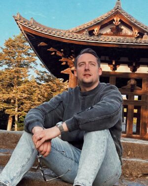 Mathieu Jonckheere Instagram - Résumé de ce voyage incroyable :
-Boire le thé avec une grand-mère japonaise rencontrée dans le bus
-Accepter un street shooting en pleine rue
-Faire d’un bar à Kyoto son nouveau QG
-Terminer foutu dans un karaoke avec des salarymen japonais
-Assister au lever du soleil en pleine montagnes japonaise
-Vivre chez l’habitant et partager (bcp) de saké
-Retrouver son chemin grâce à une écolière avec une peluche sur la tête
-Se lier d’amitié avec un barman
-Survivre à un Rafting classe IV
-Kiffer les rues de Kyoto comme si c’était la première fois
-Se remettre la même mine qu’il y’a 5ans, avec le même proprio d’un karaoké 
-Chopper une carte Pokémon rare alors que j’y connais rien
-Vivre la Ramen Vie
-…

Bref.
C’est la fin du trip.
Allez au Japon ou ailleurs, mais voyagez bon sang.
Mnt back to work 🔥🔥