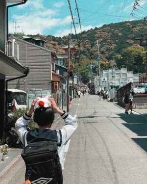 Mathieu Jonckheere Instagram - Résumé de ce voyage incroyable :
-Boire le thé avec une grand-mère japonaise rencontrée dans le bus
-Accepter un street shooting en pleine rue
-Faire d’un bar à Kyoto son nouveau QG
-Terminer foutu dans un karaoke avec des salarymen japonais
-Assister au lever du soleil en pleine montagnes japonaise
-Vivre chez l’habitant et partager (bcp) de saké
-Retrouver son chemin grâce à une écolière avec une peluche sur la tête
-Se lier d’amitié avec un barman
-Survivre à un Rafting classe IV
-Kiffer les rues de Kyoto comme si c’était la première fois
-Se remettre la même mine qu’il y’a 5ans, avec le même proprio d’un karaoké 
-Chopper une carte Pokémon rare alors que j’y connais rien
-Vivre la Ramen Vie
-…

Bref.
C’est la fin du trip.
Allez au Japon ou ailleurs, mais voyagez bon sang.
Mnt back to work 🔥🔥