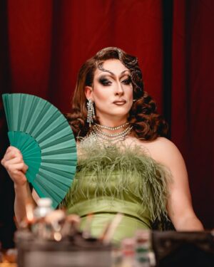 Mathieu Jonckheere Instagram - Découvrez la naissance de Ruby Gaga et de son boule anormalement bas dans la dernière vidéo de @gaellegd !

Plongeon incroyable dans l’univers drag, propulsé par le talent de @mademoiselleboop au makeup !

Si un réal veut faire un remake de Madame Doubtfire ou Tootsie, je suis désormais prêt hahaha.

Bonnes fêtes les amis !