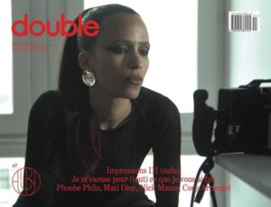Mati Diop Instagram - @double_magazine Cover ❤️🤍🖤

«Hyper Mirror » by Mati Diop
Autoportraits, Paris (2024)
Lagos (2023)

Image collaborator : Tara-Jay Bangalter
Text by @littleglissant
Wearing @phoebephilo 

« Dans son deuxième long-métrage Dahomey (2024), récompensé cette année de l'Ours d'Or, distinction suprême de la Berlinale, la cinéaste continue de tendre un miroir. Elle y documente et questionne le voyage du retour de vingt-six trésors royaux de l'ancien royaume du Dahomey, le Bénin actuel, spoliés durant la campagne coloniale française. Film méta, si l'on pouvait le nommer ainsi, tant le geste et la question même de la restitution sont au cœur du cinéma de la réalisatrice. Qu'est-ce que l'exil fait à un corps et à son reflet? (…) 
Mati Diop donne voix à une statue nommée 26, qui exprime en vers poétiques le sentiment de l'exil, du déracinement, toute l'anxiété de revenir sur une terre qui a avancé sans elle. Cette statue, c'est la cinéaste, bien sûr, enfant d'immigré née à Paris dont l'histoire est intimement liée au blues du déracinement et au chaos de l'hybridité identitaire dont elle restitue la texture cacophonique dans un lyrisme inquiétant porté par les symphonies fantastiques des musiciens Dean Blunt et Wally Badarou. » Fanta Sylla

Thank you Team 🫶🏽
@seijigovaerts
@etiennesekola 
@caroline.fenouil
@guillaumerasquier
@alinaimbreastefania 
@dfactory_paris_nyc
#stephanethomas

Special Thanks to 
@fabricepaineau 
@julieboukobza
&
@teemourdiopmambety