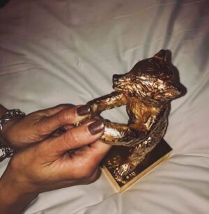 Mati Diop Instagram - À Nous 🌌🌌🌌🌌🌌🌌🌌🌌🌌
#goldenbear @berlinale 

ps : Notre Ours d’Or s’appelle officiellement POOKIE