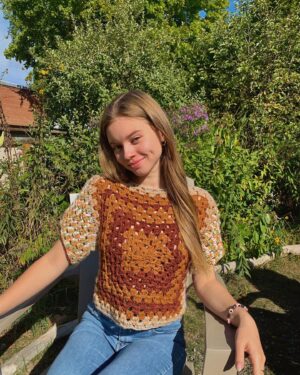 Matia Jackett Instagram - Granny square nip slip top made by moi - happy fall… y’all 💜🍂🤎 

#crochet #crocheting #grannysquare #grannysquares #crochetaddict