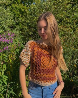 Matia Jackett Instagram - Granny square nip slip top made by moi - happy fall… y’all 💜🍂🤎 

#crochet #crocheting #grannysquare #grannysquares #crochetaddict
