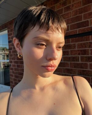 Matia Jackett Instagram - Chop chop chop chop 💇🏼‍♀️💈🩷

Hair cut by - @radical_lala