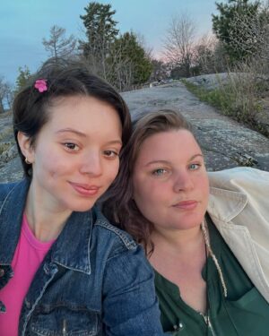 Matia Jackett Instagram - Sunsets are better with a buddy 
🌅🩷
