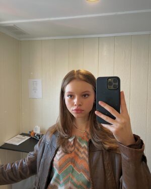 Matia Jackett Instagram - Börje - The Journey of a Legend is officially outttttt! Make sure you see me in episode threeeeeee 😸🏒🍁 @viaplay 

#börje #borjesalming #börjethejourneyofalegend #series #acting #acteess #toronto #viaplay