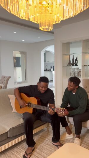 Matias Damásio Instagram - Improviso aqui em casa com o meu sobrinho @kelson_jacinto_  o futuro ❤️
blues na casa e buscando as origens da música africana

Deus no comando 🙏