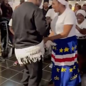 Matias Damásio Instagram - MATIAS DAMÁSIO seja bem vindo a Cabo Verde 🇨🇻 entoaram em alto e lindo som as lindas e talentosas BATUCADEIRAS.

Fui recebido pela mais alta majestade cultural de Cabo Verde 🇨🇻 que honra 

Amanhã tem show na CIDADE DA PRAIA , nossa estreia em Cabo Verde e esperamos por todos vocês 

Deus no comando 🙏