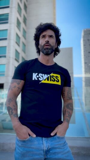 Matías Novoa Instagram - Estilo urbano con un toque de audacia 👟✨

#KSwissStyle #ComfortInMotion
#AuthenticFootwear #StepIntoComfort #QualityDesigns
#UrbanElegance